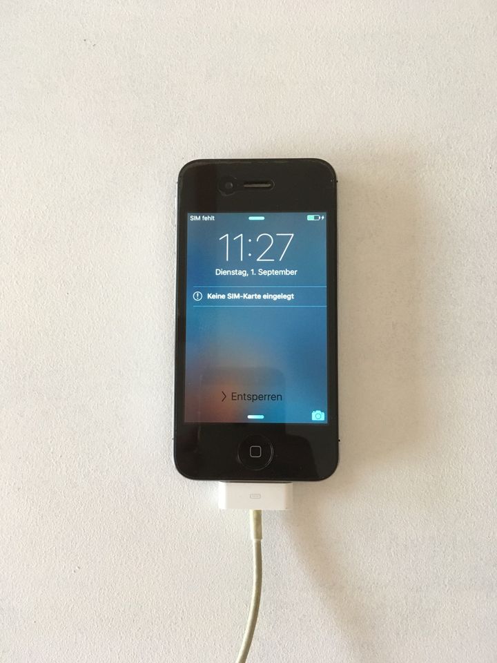 iPhone 4s in sehr gutem Zustand, incl. Ladekabel und Lederhülle in Eltville