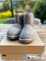 UGG BOOTS MINI BOW SATIN GRAU 39 NEU Schleswig-Holstein - Schülldorf Vorschau