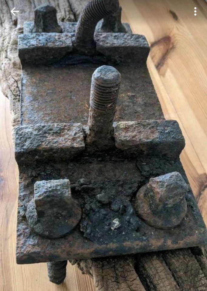 Industriekultur, historische Schienen Skulptur mit Schwellenrest in Neuss