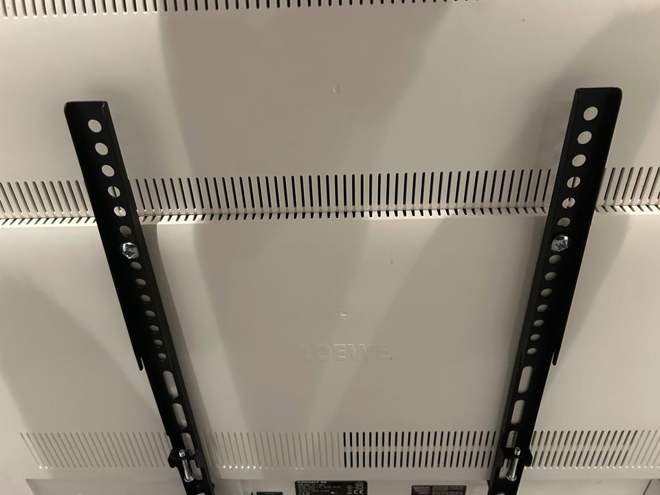 TV Loewe Connect 40 LED 200 DR+ weiss + Wandhalterung in Quickborn