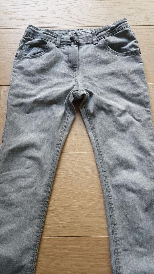 Tolle graue Jeans Gr. 134 ☆ in Hilden