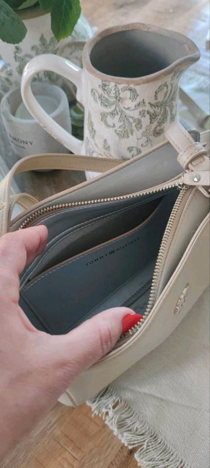 Tommy Hilfiger Ledertasche, beige, Topzustand! in Osnabrück