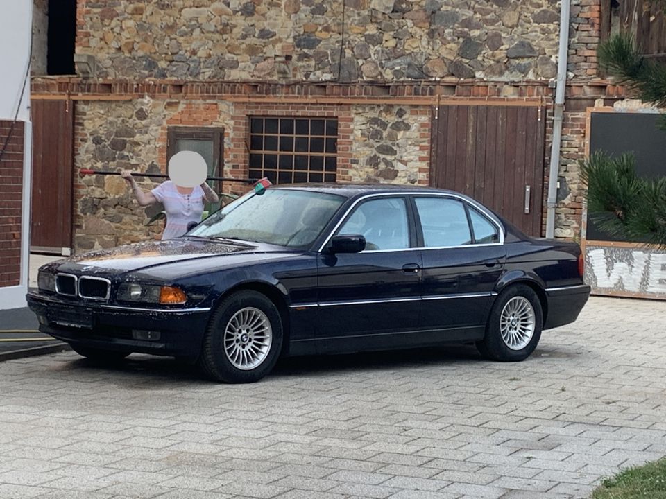 BMW 740i TOP Ausstattung TOP Zustand in Gommern