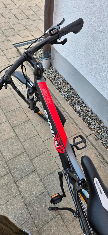 Fahrrad Riverside 500 Crossbike 28 Zoll grau / rot Größe M in Passau