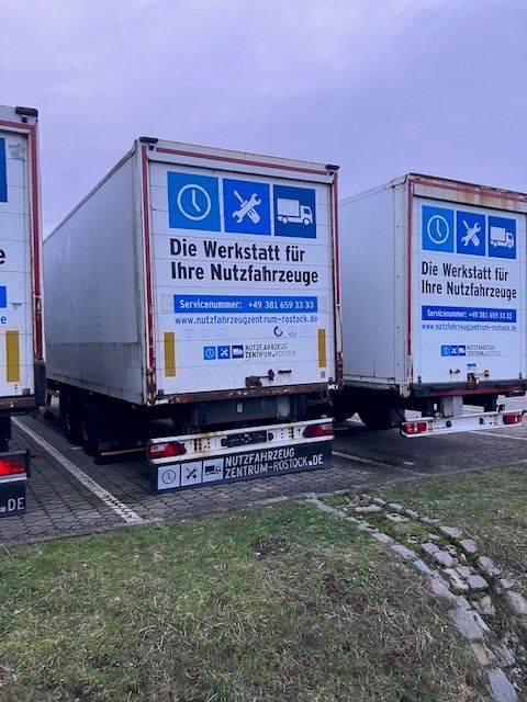 Koffertrailer mit Rolltor in Rostock