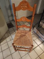 Zwei alte Geflochtene Stühle mit Holzrahmen Niedersachsen - Unterlüß Vorschau