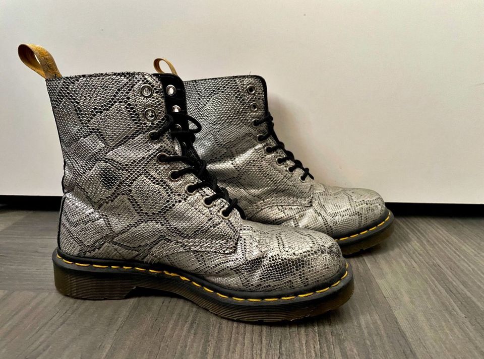 Dr Martens Boots Stiefel Schuhe silber schlange veganes Leder in Meppen