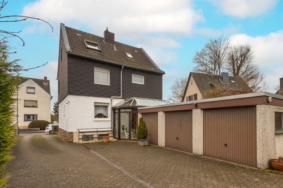 Bergisch Gladbach - Hebborn: Charmantes Einfamilienhaus mit 3 Garagen in beliebter Lage in Bergisch Gladbach
