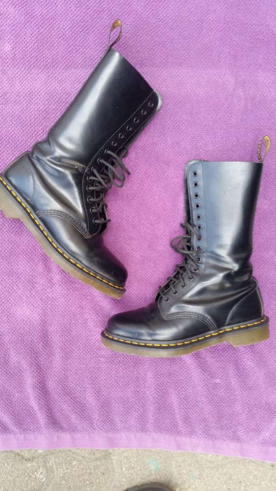 Dr. Martens 14 Loch Schnürstiefel Größe 39, schwarz in Bornheim Pfalz