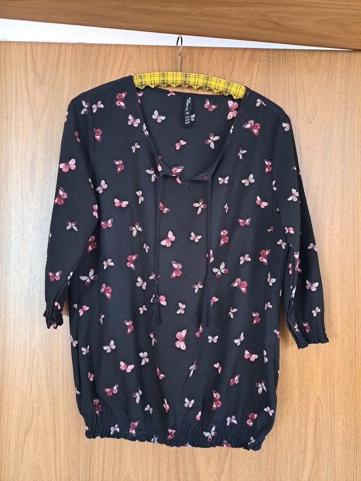 Schwarze Bluse mit Schmetterlinge in Süßen