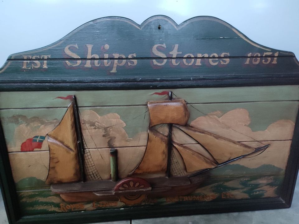 buntes Seefahrer Holzbild - Titel "Ships Stores EST 1851" in Erftstadt