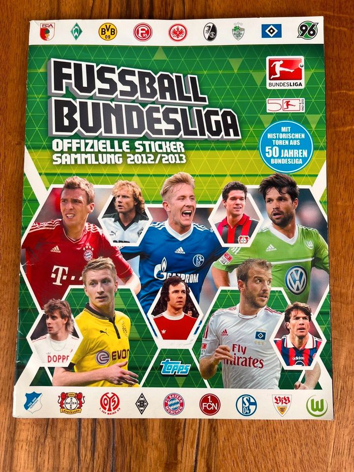 Topps Fussball Bundesliga 2012/2013 Sticker Album fast komplett in Sulzbach