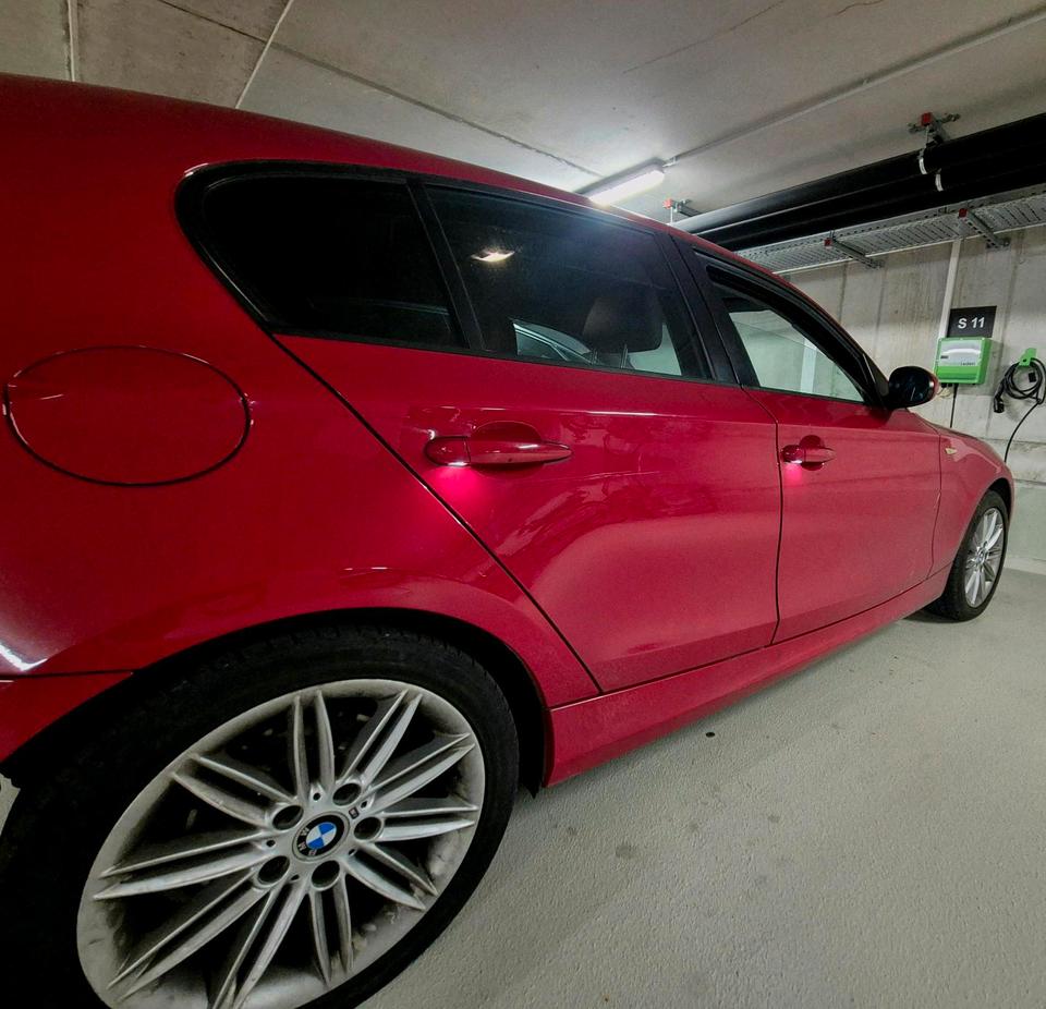 BMW 1er Facelift 118i 2.Hand/Leder/LED Griff/Start-Stop/SHZ/ in Allensbach