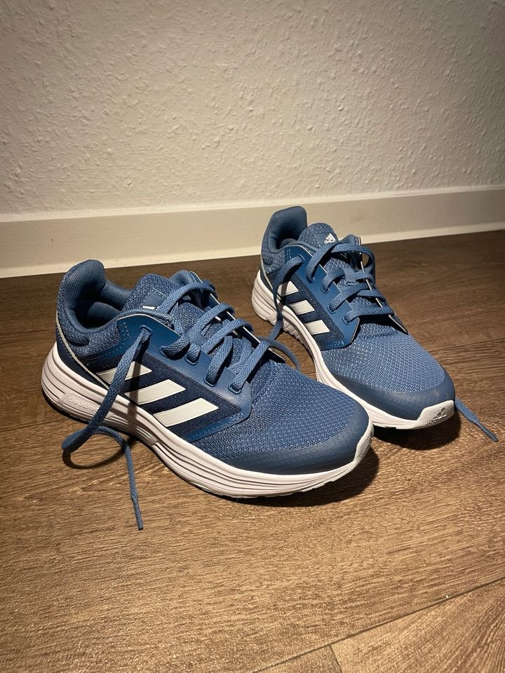 Adidas Sneaker Turnschuhe Schuhe in Rostock