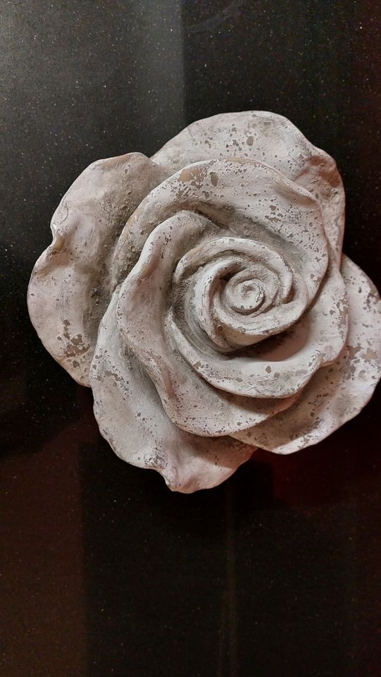 Deko-Rose, Zementoptik, neu in Pulheim