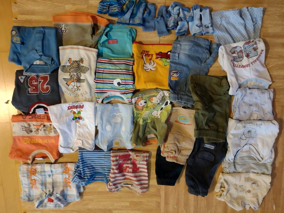 Kleiderpaket Sommer Junge 74/80 41 Teile in Schotten