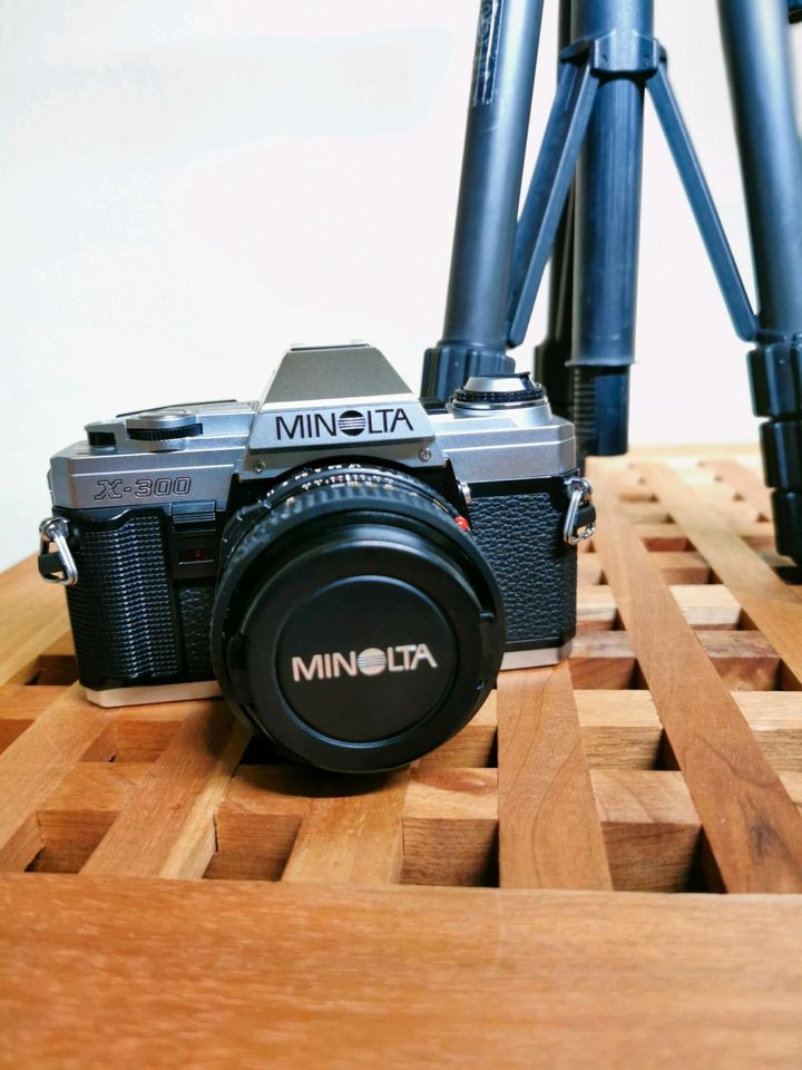 Konica Minolta X 300 + Stativ + Objektiv + Tasche + Filter in Düsseldorf