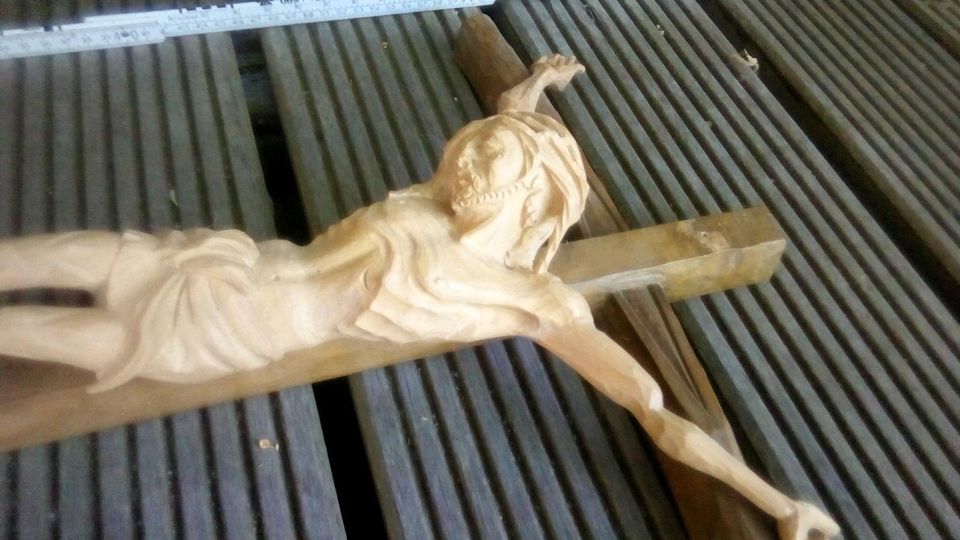 Jesus, Kreuz, Holz, handgeschnitzt in Weitnau