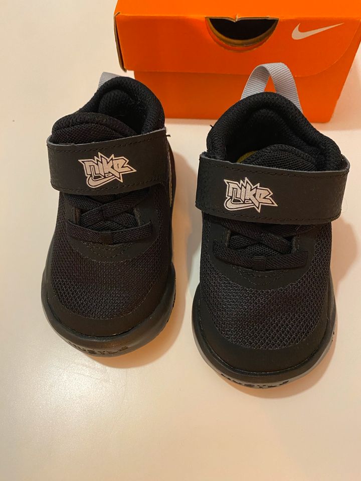 Nike Team Hustle Schuhe Sneaker Kinder Gr. 21 in Schwarzenbek