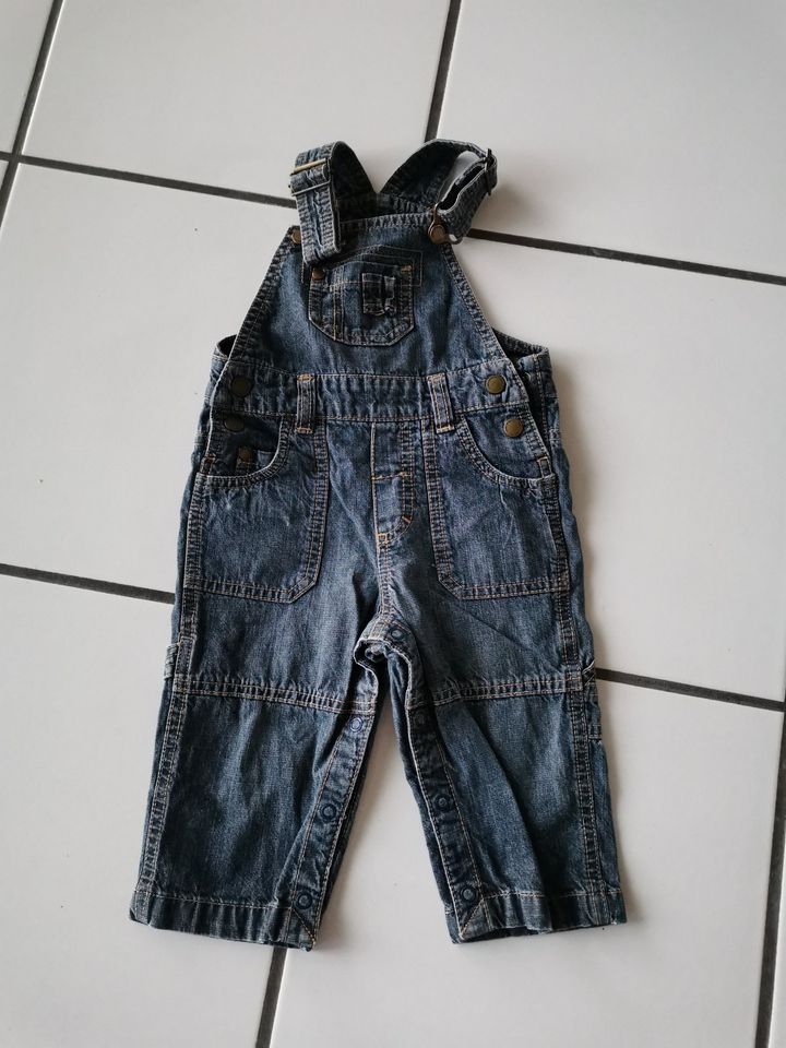 Latzhose Jeans H&M 68 blau in Wiesbaden