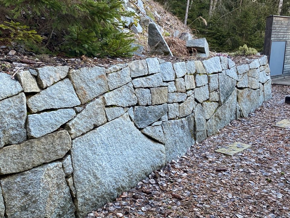Granit Natursteine Bruchsteine Trockenmauersteine in Zachenberg
