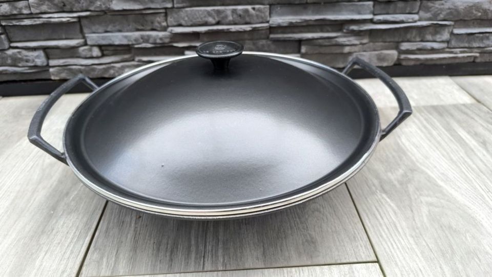 Le Creuset Wok aus Gusseisen - schwere Ausführung in Trier