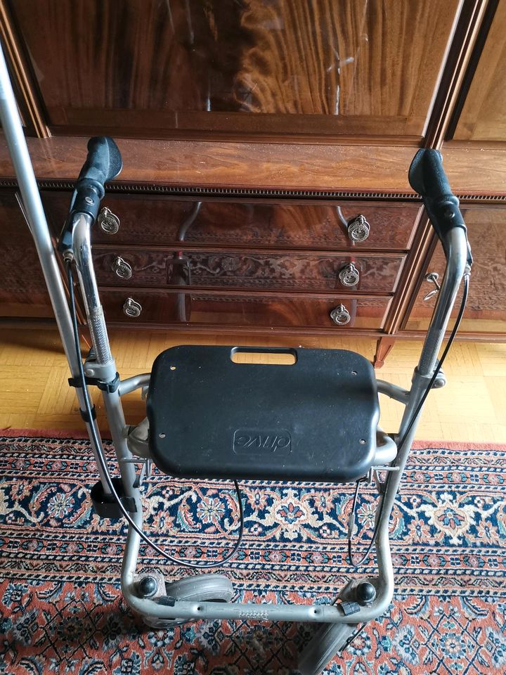 Rollator Migo 2g silber guter Zustand mit Tablett in Bad Homburg