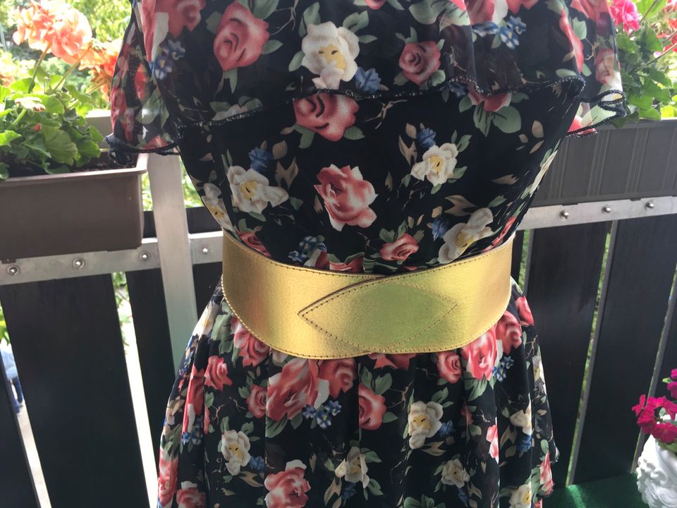 Duftiges Kleid schwarz mit Blumen Volants goldener Gürtel in München