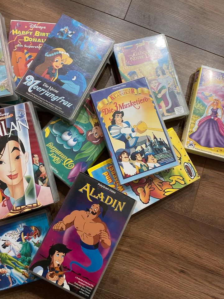 Videokassette Kinderfilme Disney/Märchen Aladin, Mulan, Peter Pan in Bad Colberg-Heldburg