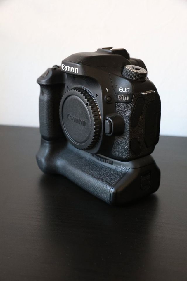 Canon EOS 80D + Batteriegriff BG-E14 in Neuss