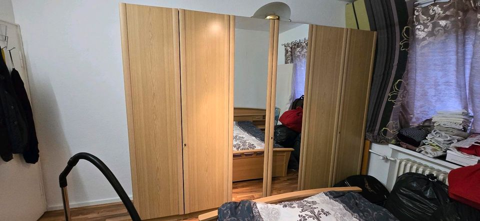 Schlafzimmer aus Kleiderschrank, Bett und Matratzen. in Wilhelmshaven