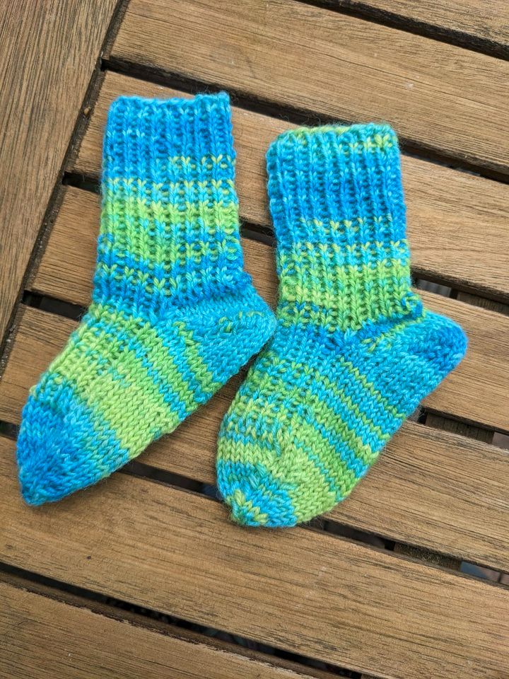 Wollsocken, Neu, Babysocken, handgemacht, gestrickt, Wolle in Burscheid