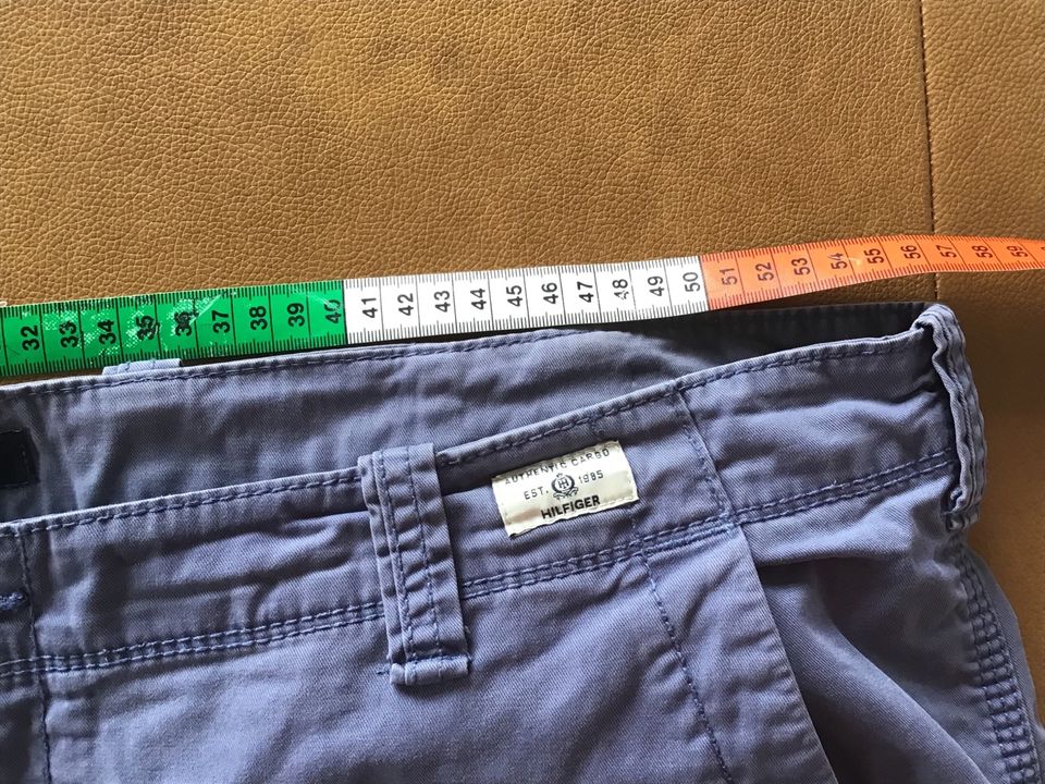 Hilfiger Herrenshort Jeansgröße 44 Relaxed Fit in Bünde