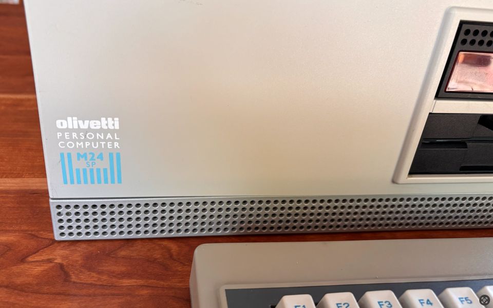 Olivetti M24SP, 20 MB HDD, Bernstein Monitor, Keyboard 2, läuft in Tübingen