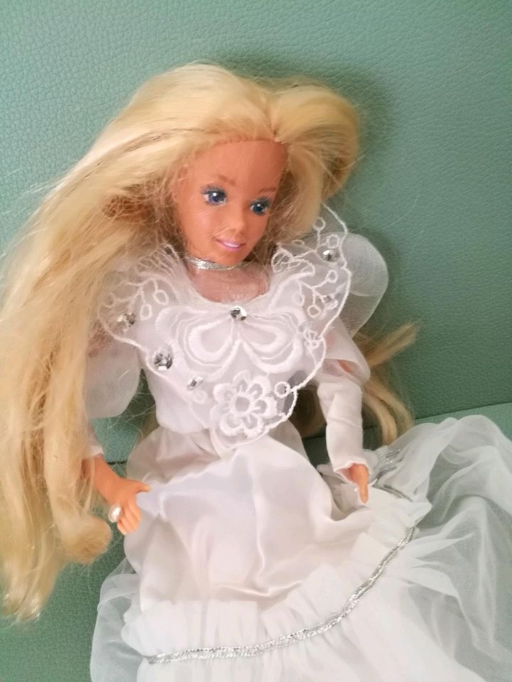 Barbie im weißen Kleid in Löhne