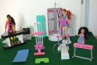 Barbie Skipper Shelly: Fitness-Studio Sport Gymnastik + 3 Puppen Brandenburg - Schönefeld Vorschau