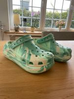 Crocs Plateau Schuhe Sandalen Schalppen Grün Muster Neu 40 Nordrhein-Westfalen - Remscheid Vorschau