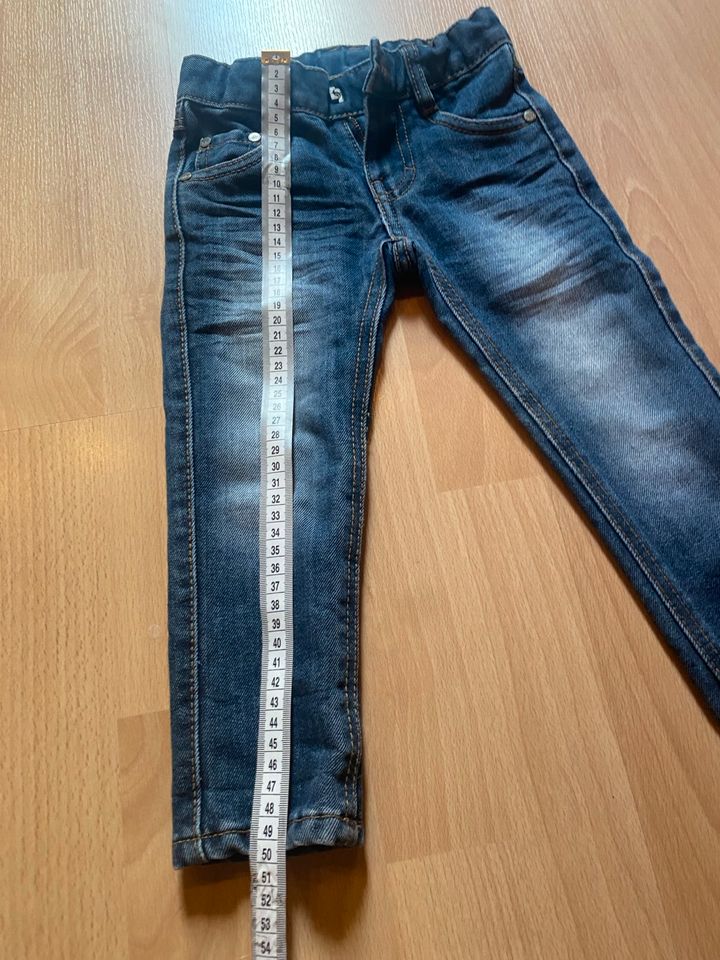 Kleiderpaket Jungen 98 - 104 Jeans Shirts KuschelAnzug in Friesenheim
