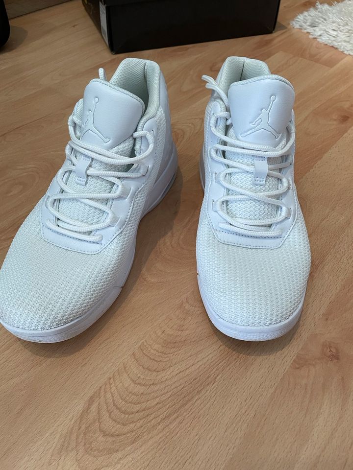 Jordans Academy white/white Gr. 38 in Groß Oesingen