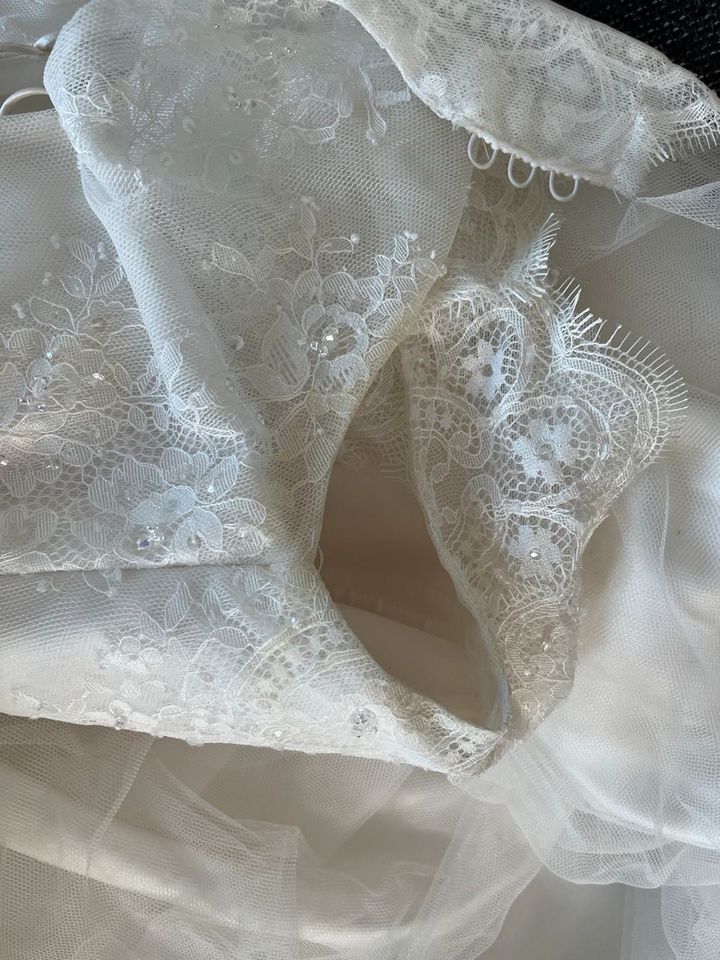 Lilly Brautkleid Hochzeitskleid Größe 34 weiß Reifrock Spitze in Schönberg