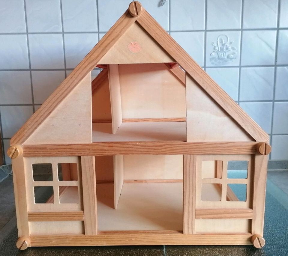 Puppenhaus aus Holz in Lehre