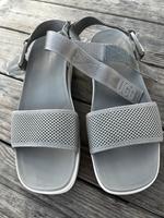 UGG Sandalen Gr. 42 Grau NEU wertig OVP Nordrhein-Westfalen - Detmold Vorschau