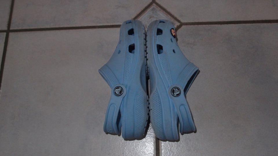 Crocs Kinder Schuhe Gr.33,blau,Micky Maus Anstecker,TOP !!! in Neuwied