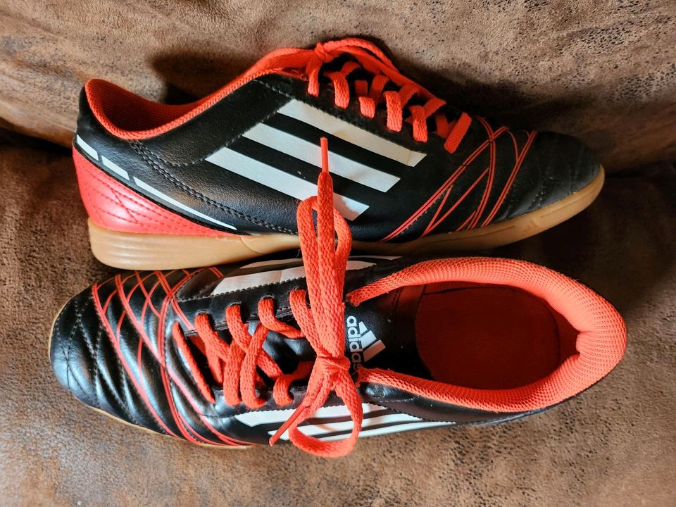 Adidas Hallenfußballschuhe Größe 42 schwarz orange in Westoverledingen