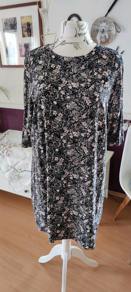 Kleid Florales Muster Größe 50 v. Body-Flirt in Tellingstedt