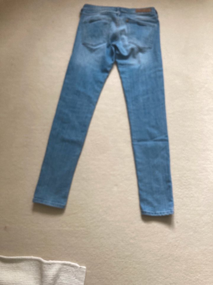 Jeans von ‚H&M‘, Größe 26/30 in Bremen