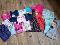 18 Teile Mädchen Bekleidungspaket gr 122 T-shirts Kleider Shorts Nordrhein-Westfalen - Marsberg Vorschau