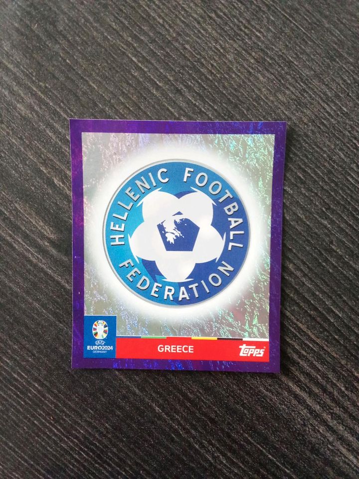 Topps UEFA Euro 2024 Griechenland / Greece Wappen LILA in Giengen an der Brenz