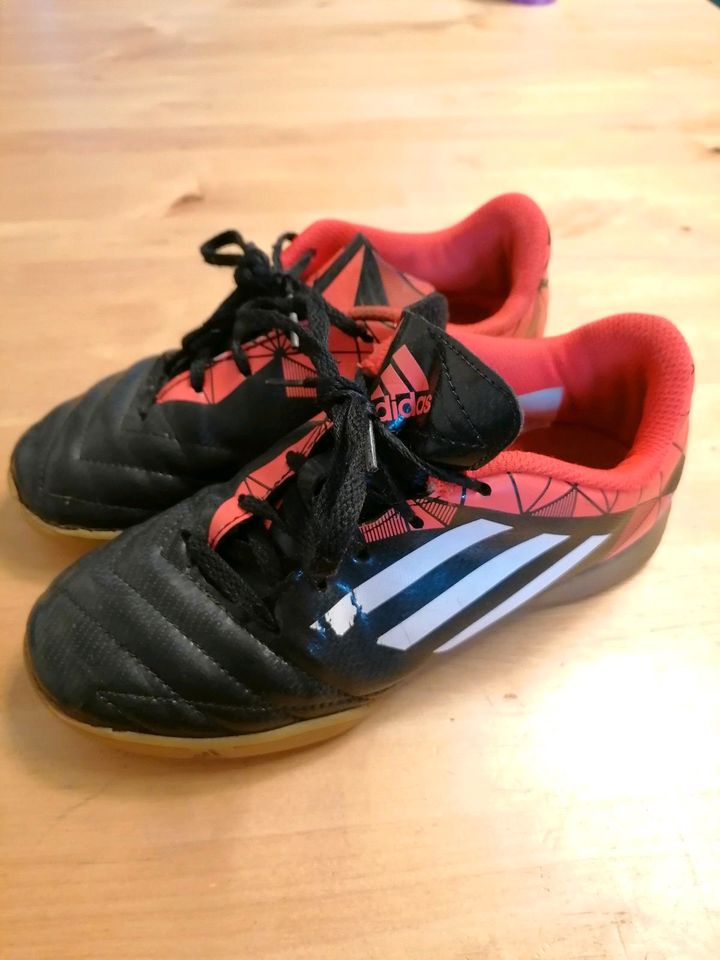 Adidas Hallenschuhe Fußballschuhe Gr. 33 in Friedrichroda