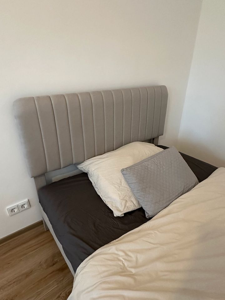 Graues Bett in Köln